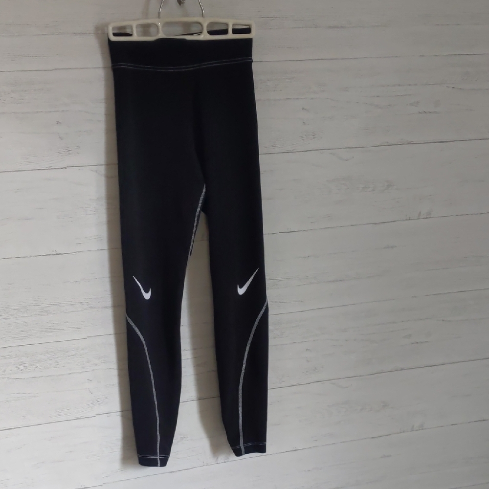 Nike Black Leggings with Sleek Design and Swoosh Accents
